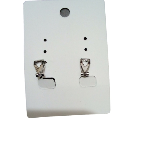 NWOT Women's Fashion Stud Clip On Earrings - Picture 2 of 2